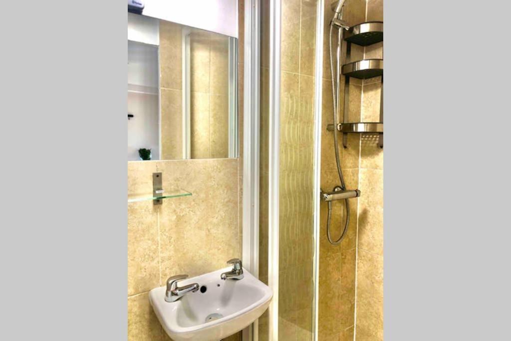Modern Studio Apartment Near Town Centre Poole Eksteriør bilde